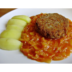 Sójový karbanátok s paradajkovou omáčkou a kapustou